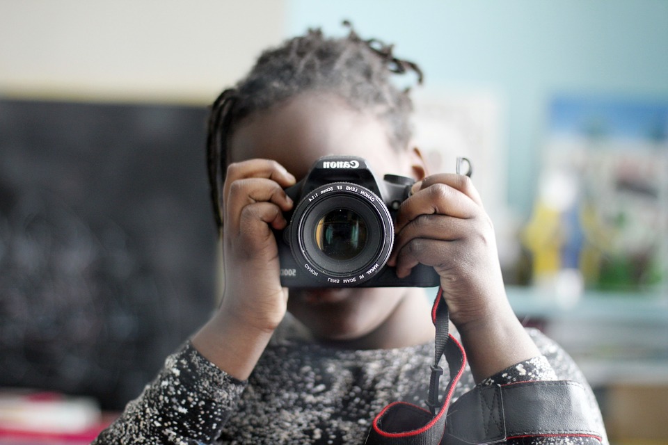 Fotoğraf çekimlerine yeni başlayan gençlerimiz için eğitim kursu vermekteyiz.